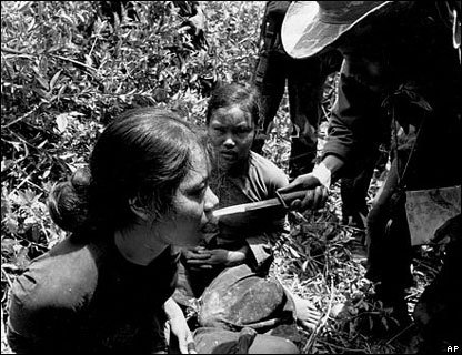 Wanita ini disoal siasat kerana disyaki pengintip kepada Viet Cong. Tidak diketahui nasibnya.