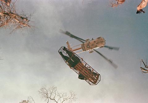 Helicopter menaikkan tentera yang cedera semasa Operation Silver City di Vietnam, March 13, 1966. 