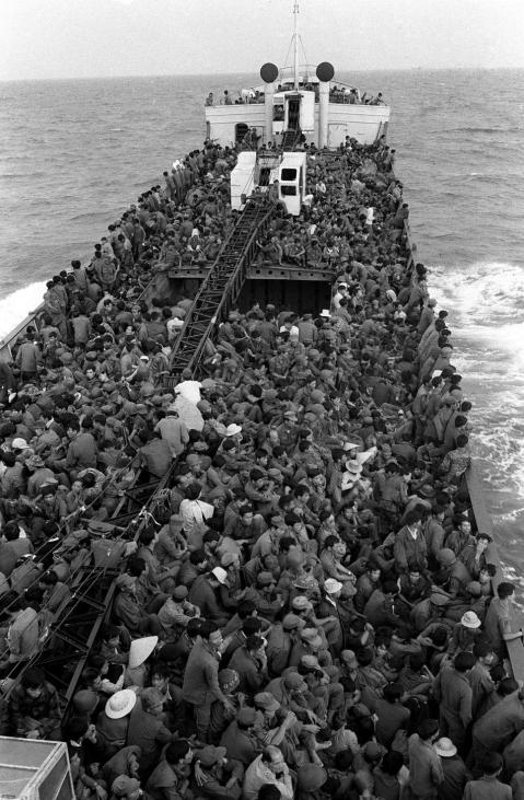 Tentera Vietnam Selatan memenuhkan segenap ruang di atas kapal.
