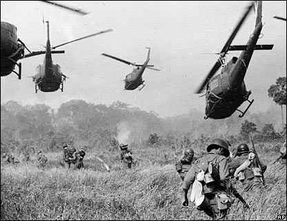 Macam Hollywood! Helicopter menembak kem Viet Cong di sebalik hutan rimba bagi memberi sokongan kepada tentera infantri.