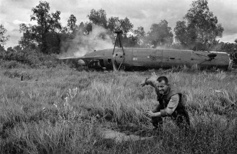 Dua Helikopter terhempas tanpa sebarang kecederaan kepada penumpang. Namun, helikopter tersebut terpaksa dimusnahkan untuk menghalang daripada jatuh ke tangan Viet Cong.