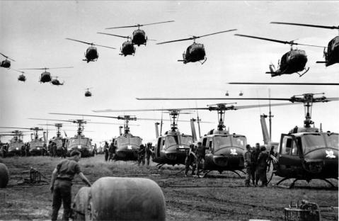 Helikopter memberi sokongan kepada tentera infantri semasa pencerobohan Vietnam.