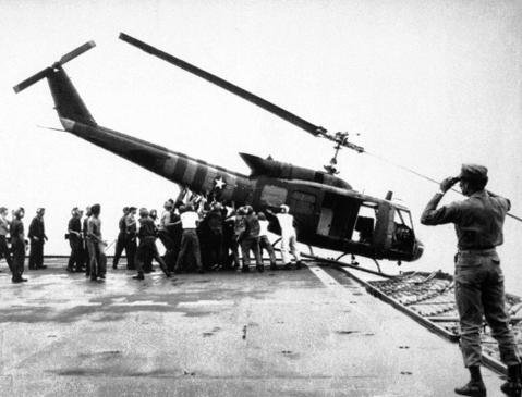 Tentera Laut AS terpaksa mengorban sebuah helikopter untuk memberi ruang yang cukup kepada pelarian Vietnam