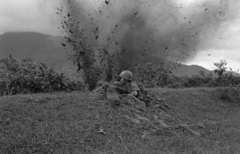 Kemungkinan inilah gambar terbaik yang pernah dirakam. Seorang tentera Vietnam Selatan tidak sempat menghadirkan reaksi semasa letupan mortar berlaku tidak jauh daripadanya.