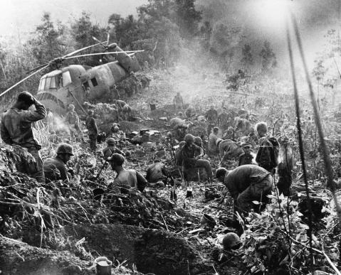 Tentera Amerika keluar daripada tempat persembunyian selepas 3 hari 3 malam diserang oleh tentera Viet Cong tanpa henti.