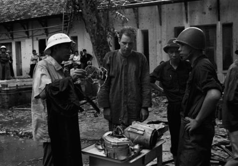 William Morgan Hardman berkomunikasi dengan seorang lelaki tempatan berhadapan Hospital Hoan Kein, Hanoi.