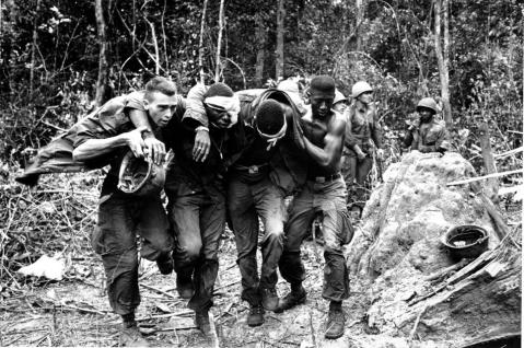 Tentera payung terjun mendapat bantuan daripada rakannya. Dirakam pada 5 Okt 1965.
