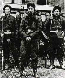 Gansu Brave yang berserban hitam dan bersenjata lengkap